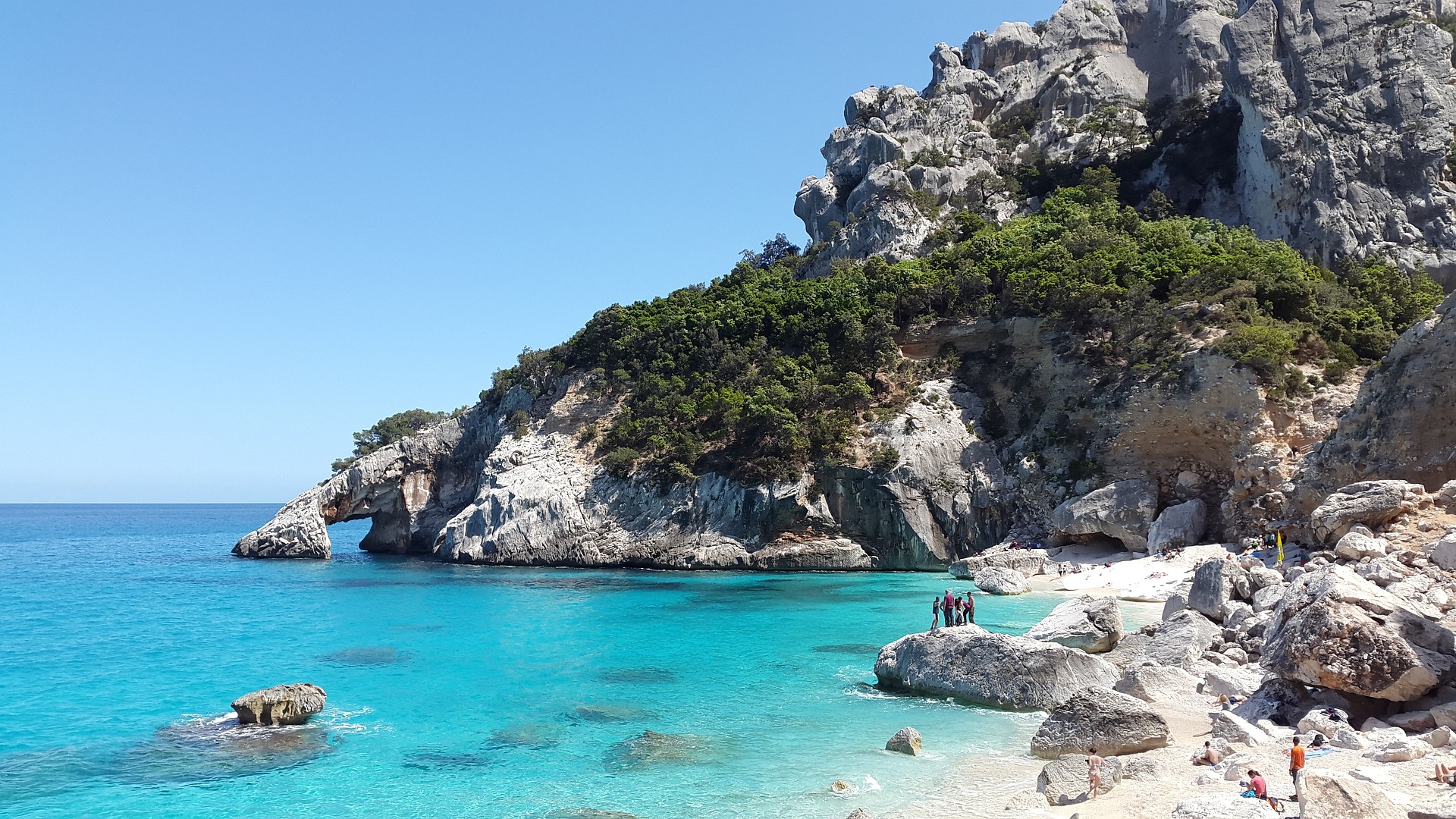 Poznávací zájezdy Atlas Tour — dramatické pobřeží Sardinie